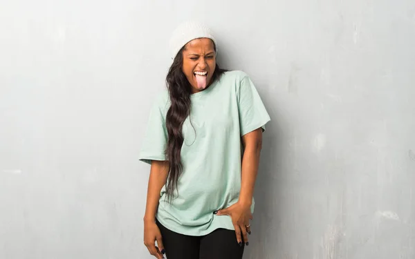 Молодих Афро Американської Жінкою Текстурованому Фоні Показуючи Язика Камеру Маючи — стокове фото