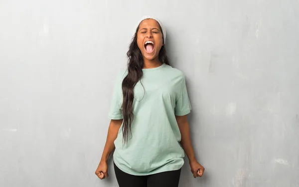 Unga Afro Amerikansk Kvinna Texturerat Bakgrund Skrika Till Framsidan Med — Stockfoto