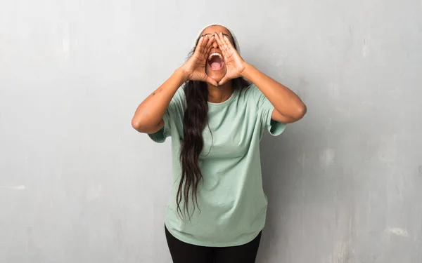 Молодих Афро Американської Жінкою Текстурованому Фоні Кричати Оголосити Щось — стокове фото