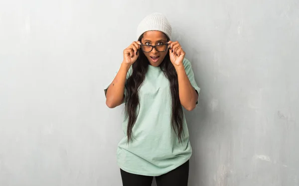 Молодих Афро Американської Жінкою Текстурованому Фоні Окулярах Здивований — стокове фото