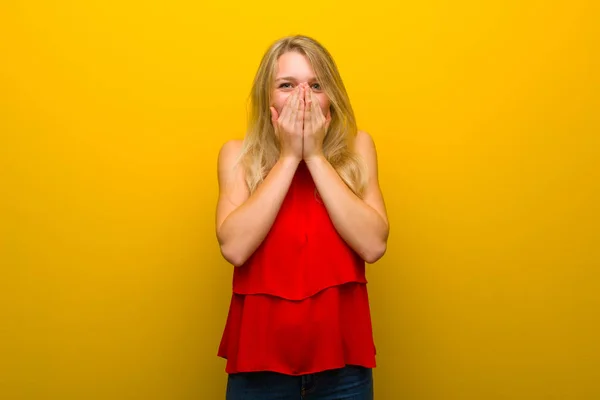 Junges Mädchen Mit Rotem Kleid Über Gelber Wand Lächelt Viel — Stockfoto