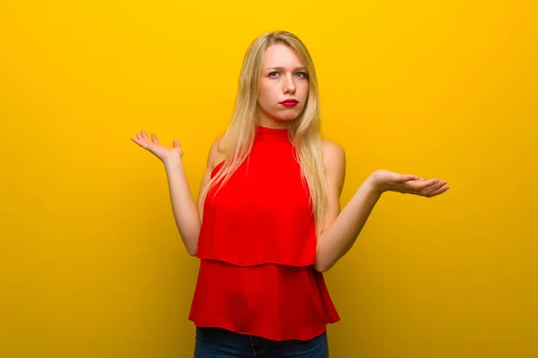 Rapariga Com Vestido Vermelho Sobre Parede Amarela Infeliz Frustrado Com — Fotografia de Stock