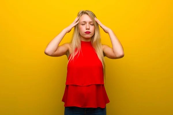 Mladá Dívka Červenými Šaty Žluté Zeď Nešťastný Frustrovaný Něčím — Stock fotografie