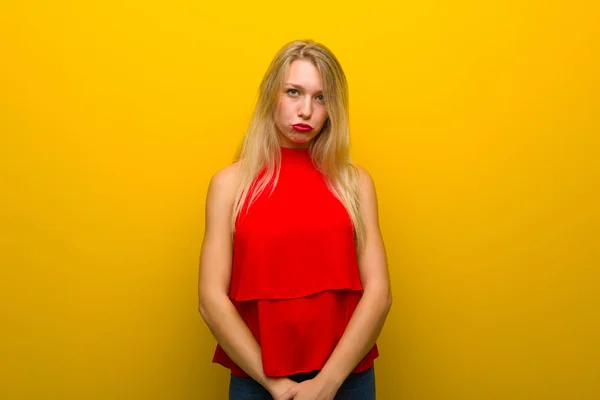 Menina Com Vestido Vermelho Sobre Parede Amarela Com Expressão Triste — Fotografia de Stock