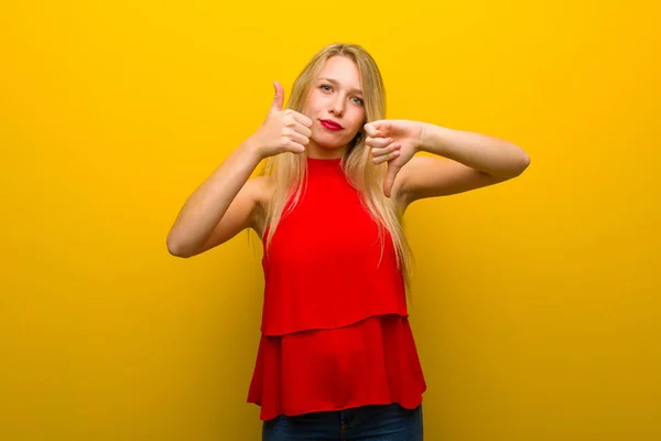 Chica Joven Con Vestido Rojo Sobre Pared Amarilla Haciendo Buena —  Fotos de Stock