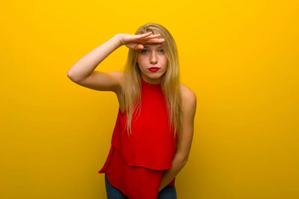 Junges Mädchen Mit Rotem Kleid Über Gelber Wand Das Mit — Stockfoto