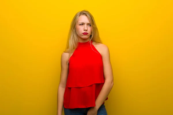 Молода Дівчина Червоною Сукнею Над Жовтими Стінами Відчуває Засмученість — стокове фото