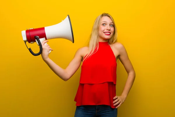 Jong Meisje Met Rode Jurk Gele Muur Van Een Megafoon — Stockfoto