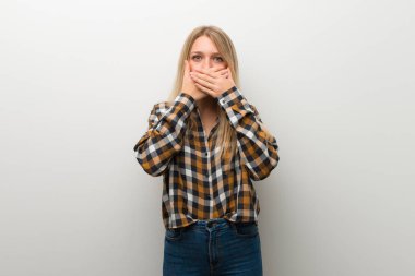 Sarışın genç kız beyaz duvar ağız uygunsuz bir şey söylediğin için el ile kaplama üzerinde