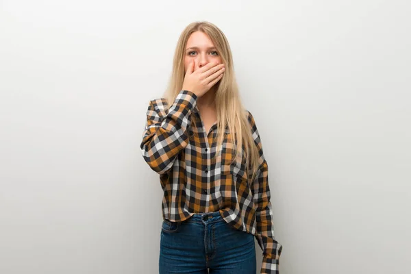 Blonde Jonge Meisje Witte Wandbekleding Mond Met Handen Zeg Iets — Stockfoto