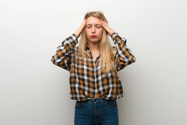 Chica Joven Rubia Sobre Pared Blanca Infeliz Frustrado Con Algo —  Fotos de Stock