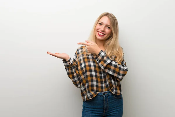 Blondes Junges Mädchen Über Weiße Wand Mit Kopierraum Imaginär Auf — Stockfoto