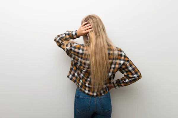 Blondes Junges Mädchen Über Weiße Wand Rückenlage Die Zurückblickt Während — Stockfoto