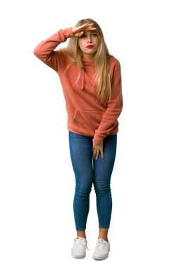 İzole beyaz arka plan üzerinde bir şey uzakta yardım arayan genç kız tam uzunlukta bir kadeh