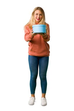 Çünkü bir hediye izole beyaz arka plan üzerinde verilen sürpriz bir genç kızın tam uzunlukta bir atış