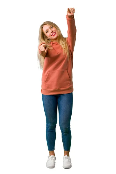 若い女の子のフルレングス ショット笑顔分離の白い背景の中で指を指す — ストック写真