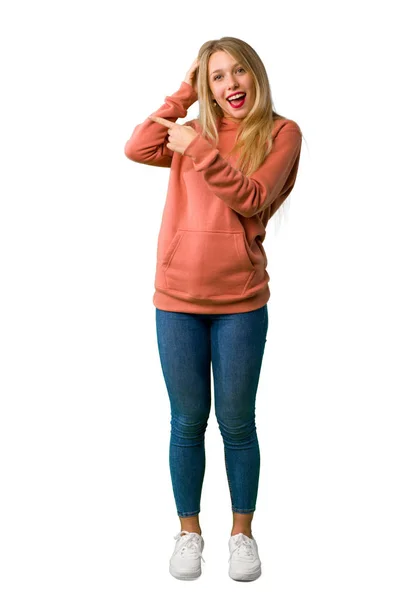 Повнометражний Знімок Молодої Дівчини Вказує Пальцем Бік Представляє Продукт Ізольованому — стокове фото