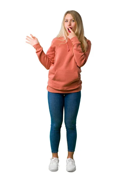 Полнометражный Снимок Молодой Девушки Указывающей Пальцем Сторону Удивленным Лицом Изолированном — стоковое фото