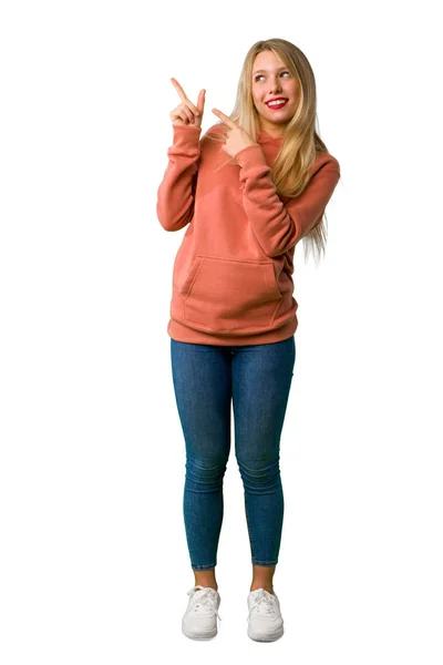 Повнометражний Знімок Молодої Дівчини Вказує Індексний Палець Дивиться Вгору Ізольований — стокове фото