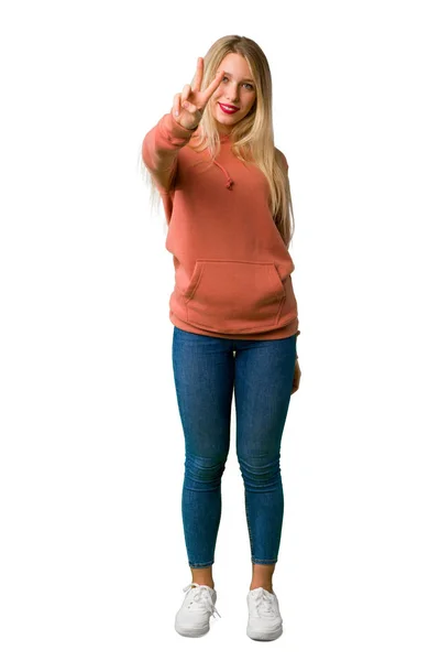 Повнометражний Знімок Молодої Дівчини Яка Посміхається Показує Знак Перемоги Ізольованому — стокове фото