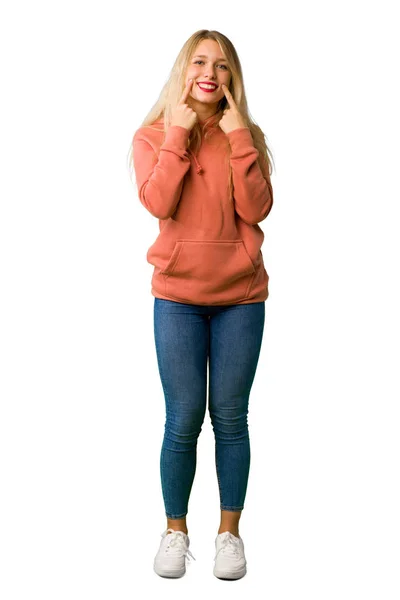 Полнометражный Снимок Молодой Девушки Улыбающейся Счастливым Приятным Выражением Лица Изолированном — стоковое фото