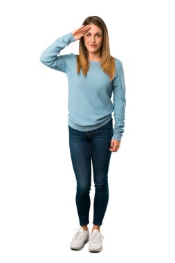 Mavi gömlek beyaz arka plan üzerinde el ile selamlayan ile sarışın kadının tam vücut