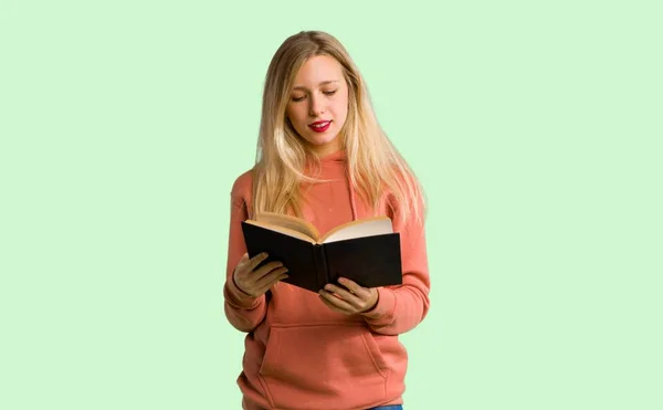 Fiatal Lány Aki Olyan Könyvet Élvez Olvasó Zöld Háttér — Stock Fotó