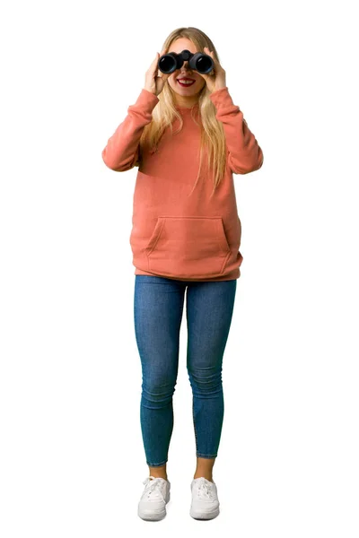 Eine Ganzkörperaufnahme Eines Jungen Mädchens Das Mit Ferngläsern Auf Isoliertem — Stockfoto