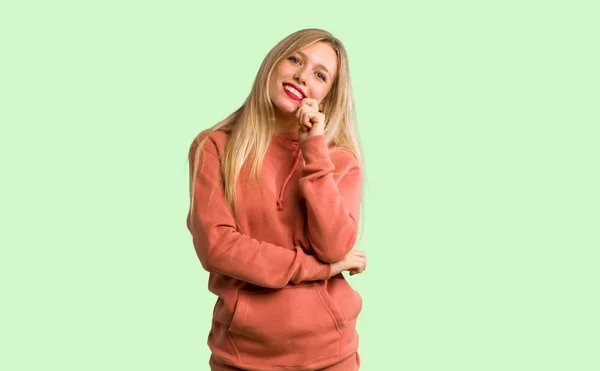 Menina Sorrindo Com Uma Expressão Doce Fundo Verde — Fotografia de Stock