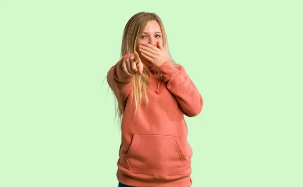 Chica Joven Señalando Con Dedo Alguien Riendo Sobre Fondo Verde —  Fotos de Stock