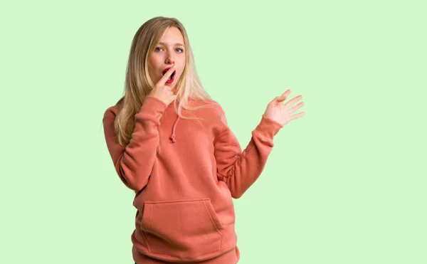 Ung Flicka Pekar Finger Sidan Med Förvånad Ansikte Grön Bakgrund — Stockfoto