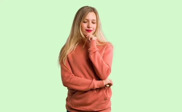 Jong Meisje Zoek Naar Beneden Met Hand Kin Groene Achtergrond — Stockfoto