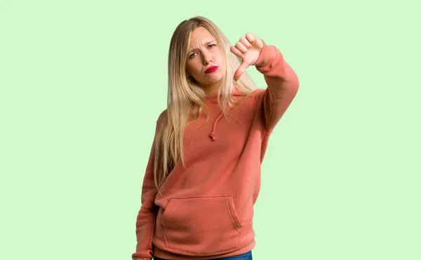 Jong Meisje Met Duim Omlaag Teken Met Negatieve Uitstraling Groene — Stockfoto