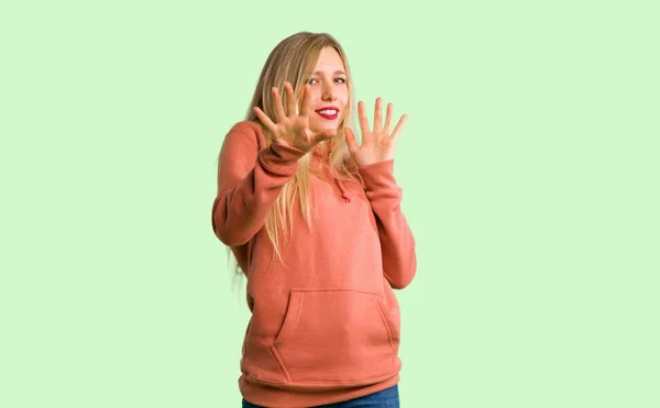 Menina Pouco Nervosa Assustada Esticando Mãos Para Frente Fundo Verde — Fotografia de Stock