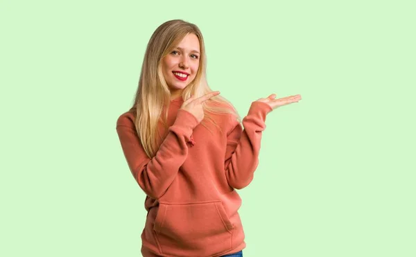 Young Girl Holding Copyspace Imaginary Palm Insert Green Background — Stock Photo, Image