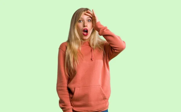 Chica Joven Con Sorpresa Expresión Facial Impactada Sobre Fondo Verde —  Fotos de Stock