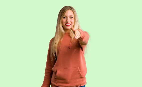 Menina Apertando Mãos Para Fechar Bom Negócio Fundo Verde — Fotografia de Stock