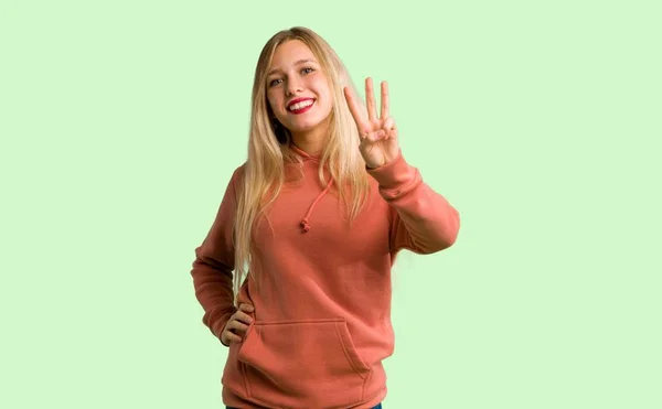 Mladá Dívka Šťastný Počítání Tři Prsty Zeleném Pozadí — Stock fotografie