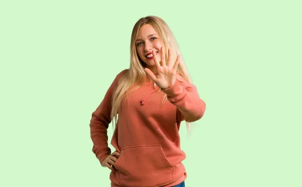 Young Girl Counting Five Fingers Green Background — Stock Photo, Image