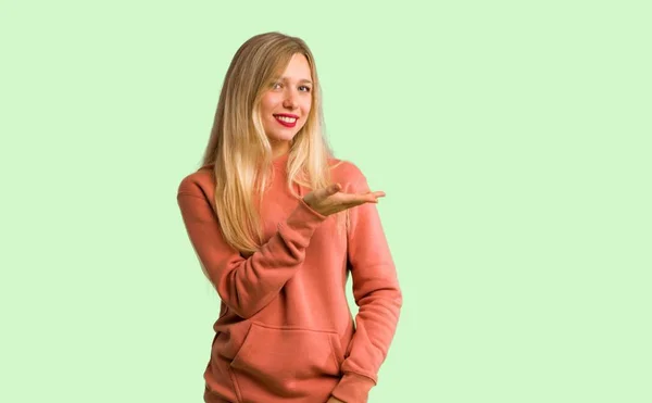 Junges Mädchen Präsentiert Eine Idee Während Lächelnd Richtung Auf Grünem — Stockfoto
