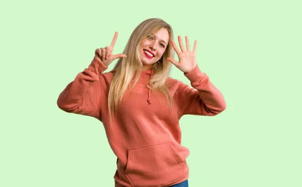 Menina Contando Sete Com Dedos Fundo Verde — Fotografia de Stock