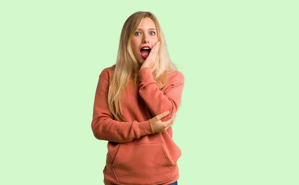 Jong Meisje Verrast Geschokt Terwijl Het Zoeken Groene Achtergrond — Stockfoto