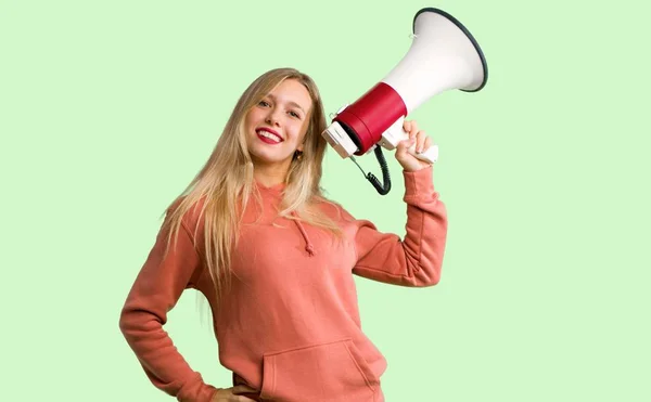 Menina Segurando Megafone Fundo Verde — Fotografia de Stock