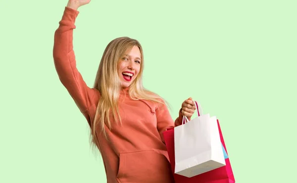 Menina Segurando Monte Sacos Compras Posição Vitória Fundo Verde — Fotografia de Stock