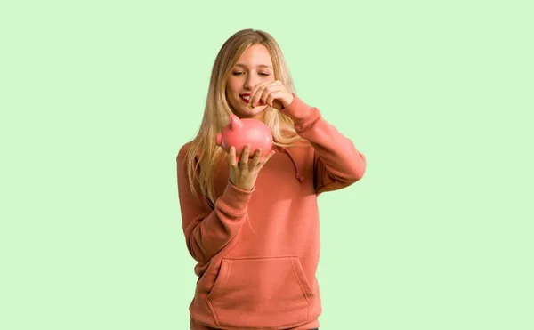 Rapariga Tomando Banco Porquinho Feliz Porque Está Cheio Fundo Verde — Fotografia de Stock