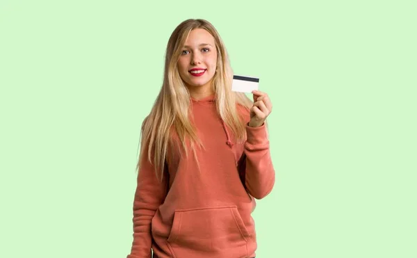 Young Girl Holding Credit Card Green Background — Stock Photo, Image