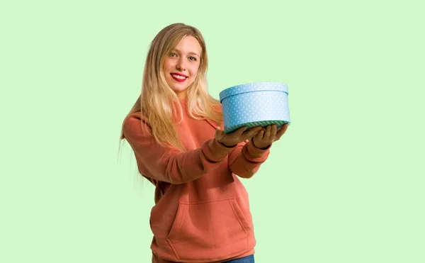 Menina Segurando Presente Mãos Fundo Verde — Fotografia de Stock