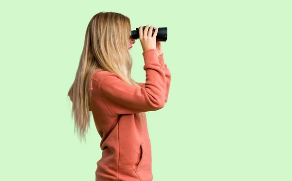 Giovane Ragazza Guardando Lontananza Con Binocolo Sfondo Verde — Foto Stock