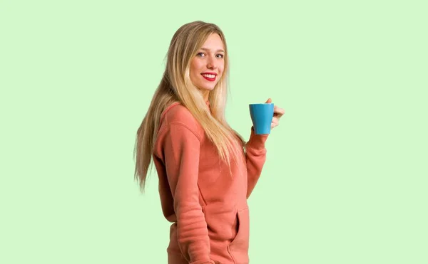 Молодая Девушка Держит Чашку Горячего Кофе Зеленом Фоне — стоковое фото