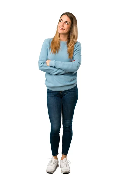 Corpo Pieno Donna Bionda Con Camicia Blu Guardando Alto Sorridendo — Foto Stock